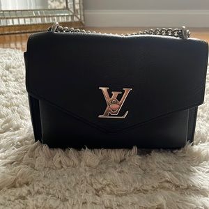 Black leather Louis Vuitton shoulder bag with silver chain
